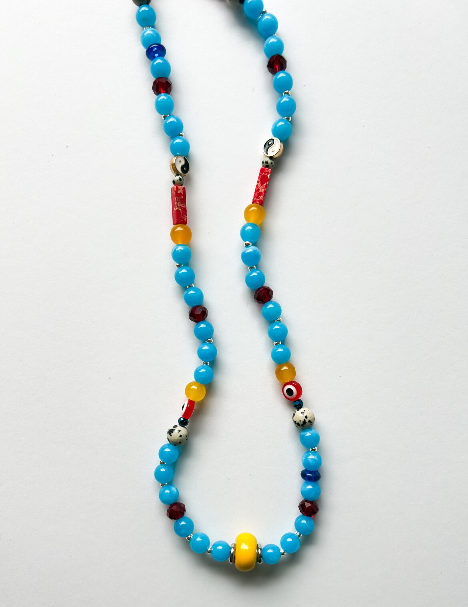 męski naszyjnik handmade wykonany z mieszanych materiałów: koralików szklanych, elementów plastikowych, kamieni naturalnych oraz stali nierdzewnej