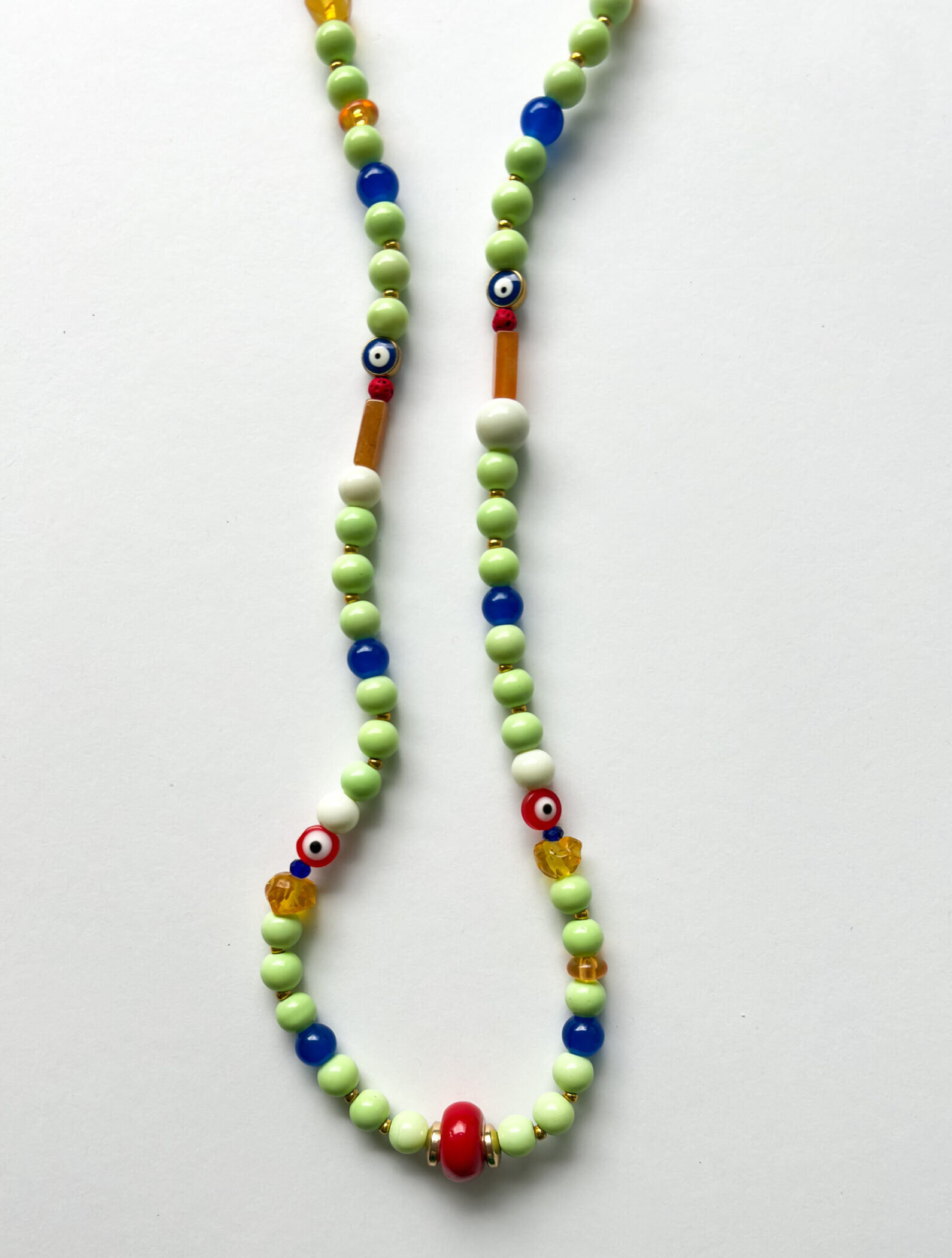 męski naszyjnik z zielonych koralików z motywem evil eye i kolorowymi detalami