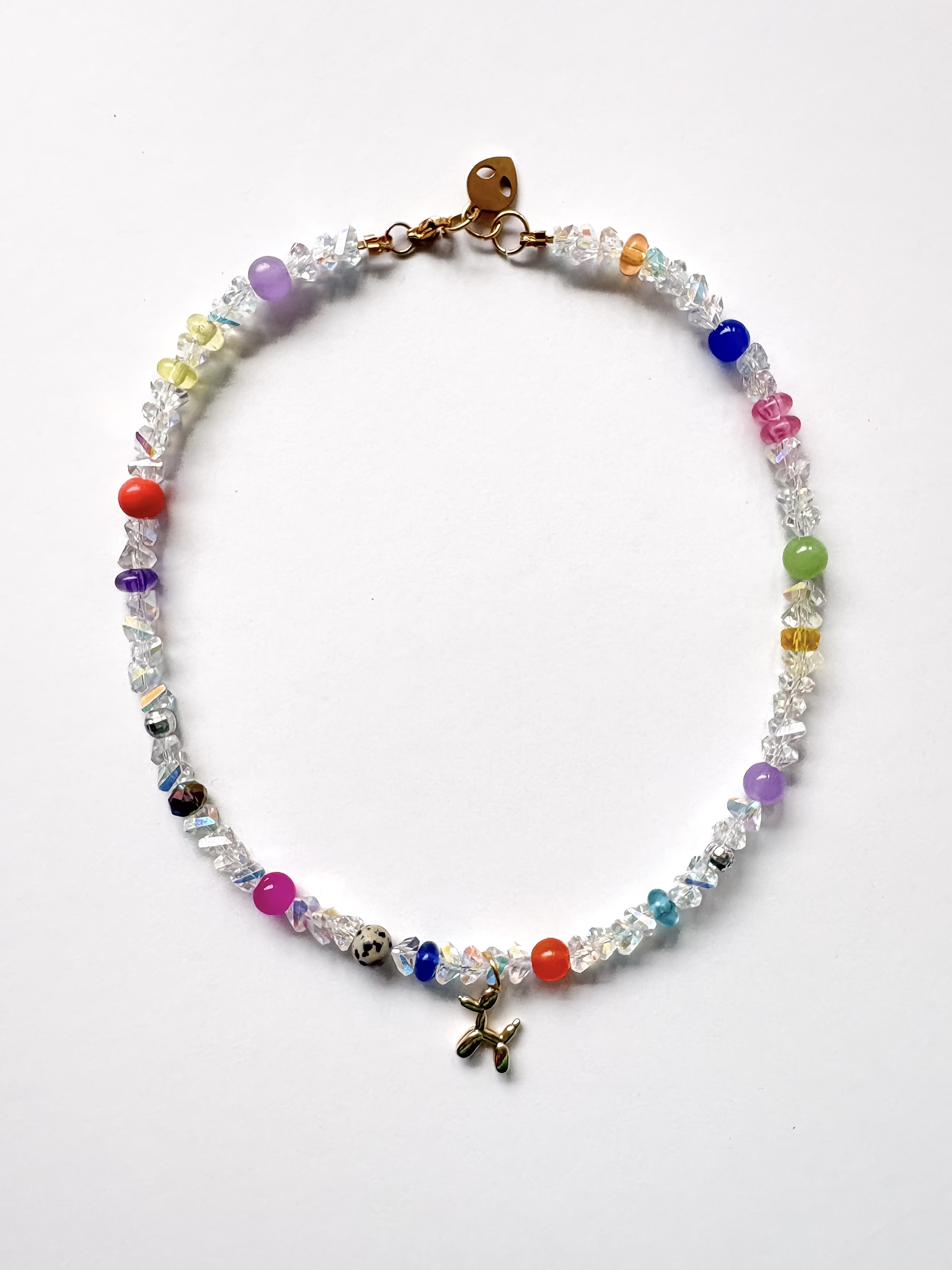 damski naszyjnik handmade z przezroczystych kryształków i kolorowych koralików z zawieszką balonowego pieska
