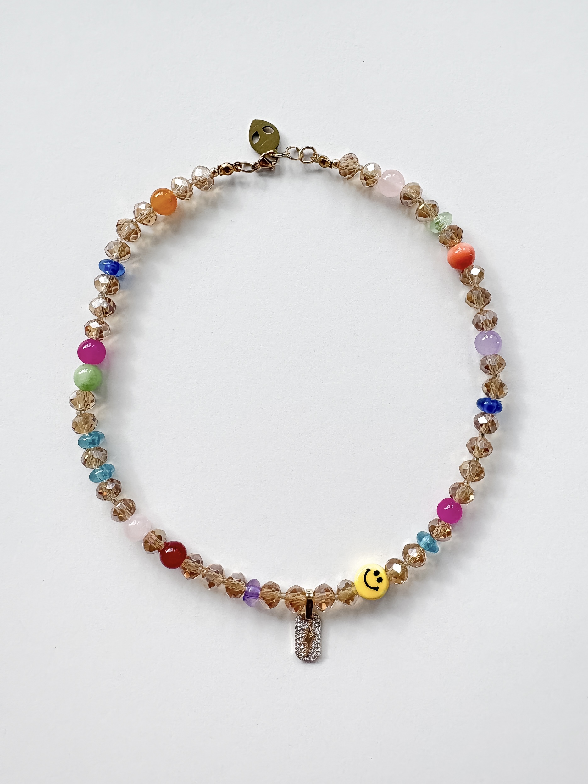 damski naszyjnik handmade z kryształków w ciepłych odcieniach z kolorowymi detalami i zawieszką smiley